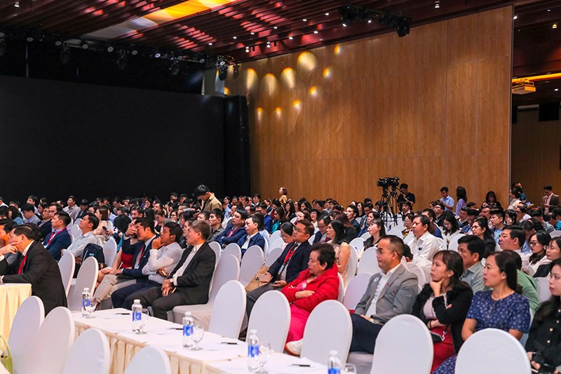 Hội nghị Khoa học thường niên Tai Mũi Họng 2025 tiếp đón hơn 900 đại biểu là giáo sư, bác sĩ, dược sĩ và chuyên gia y tế toàn quốc đến dự trực tiếp, cùng khoảng 1.000 đại biểu tham dự trực tuyến