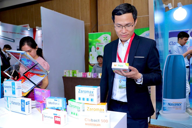 Đông đảo y bác sĩ hào hứng tham quan gian hàng và tham gia các hoạt động tại gian hàng của DHG Pharma
