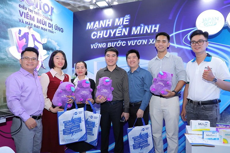 ThS.BS.CK2 Trần Tiến Phong - Trưởng khoa Tai Mũi Họng - Bệnh viện Bắc Thăng Long Hà Nội (đứng chính giữa) đến tham quan gian hàng và chia sẻ nhiều kinh nghiệm bổ ích