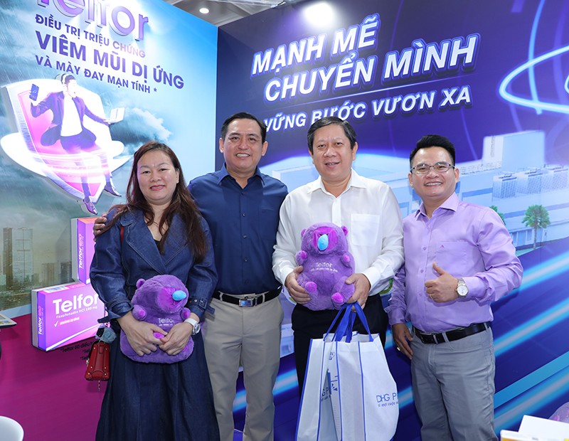 Ông Nguyễn Ngọc Toàn (đứng thứ 2 bìa trái), nhấn mạnh DHG Pharma cam kết đồng hành cùng các hoạt động khoa học nhằm mang đến một cuộc sống tốt đẹp hơn