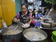 Ẩm thực - Hàng cháo giò heo ở TP HCM bán "giờ nghiệt ngã" nhưng nhiều người thích, vì sao?