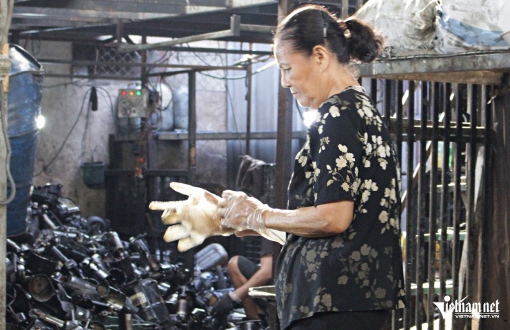 Bà được chủ nhà trọ hỗ trợ việc làm, trả nợ giúp. Ảnh: Hà Nguyễn