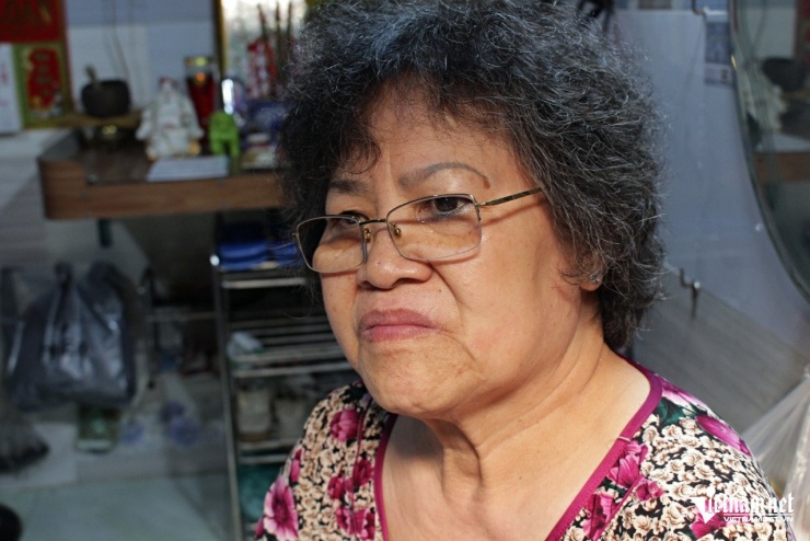 Thương cháu nội bà Nhung hiếu học, bà Quyên quyết định hỗ trợ tiền học phí cho bé từ lớp 3 đến lớp 12. Ảnh: Hà Nguyễn