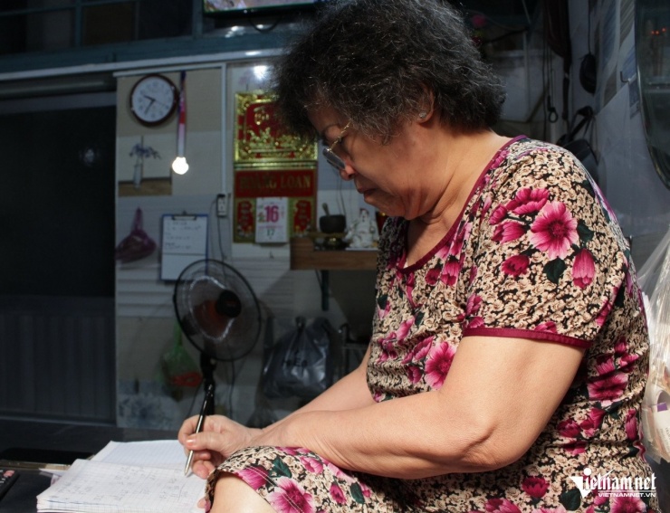 Bà Quyên cho biết mình cũng từng nghèo khó nên thấy ai khó khăn hơn đều cố gắng giúp đỡ trong khả năng. Ảnh: Hà Nguyễn