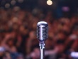 MC Diệp Chi VTV xúc động xem concert 30 năm của Bức Tường và chiếc mic cho Trần Lập