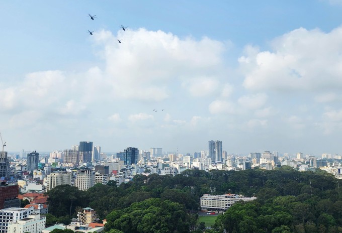 Trực thăng bay qua Dinh Độc Lập lúc 9h15 ngày 27/3. Ảnh: Minh Bằng