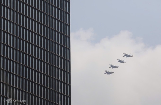 Đội hình 4 Su-30MK2 bay qua khu vực nhà cao tầng trung tâm quận  1 lúc 9h50 ngày 27/3. Ảnh: Nguyễn Thành