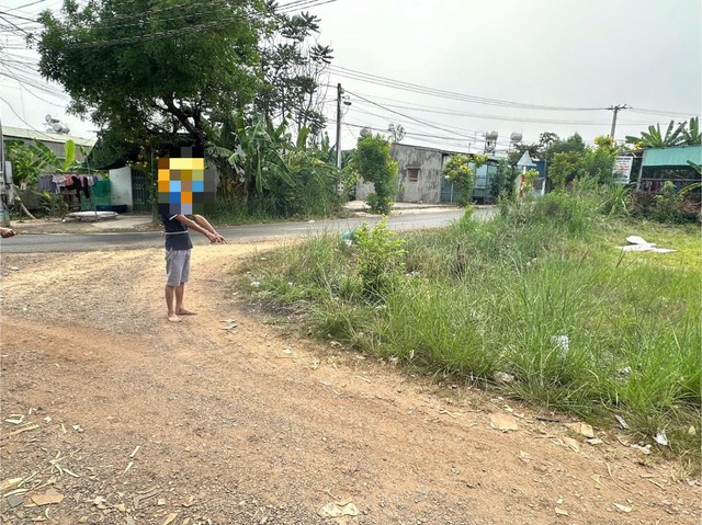 Công an đưa đối tượng T. tới hiện trường