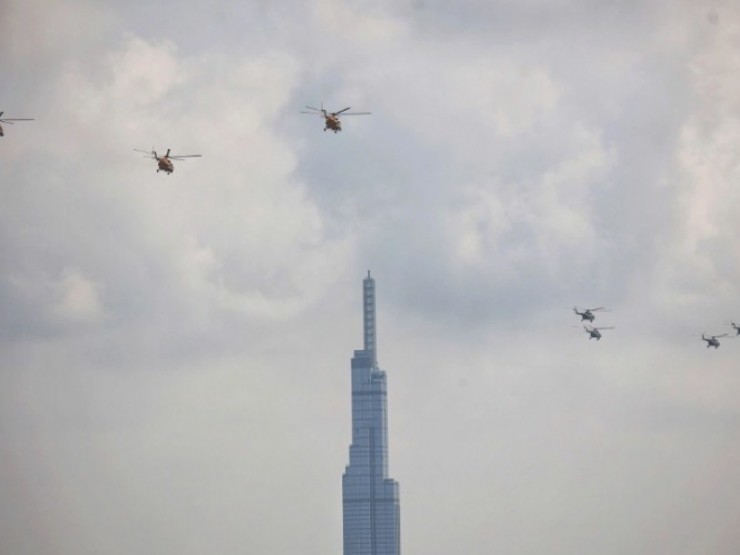 Dàn tiêm kích chao lượn trên bầu trời TP HCM