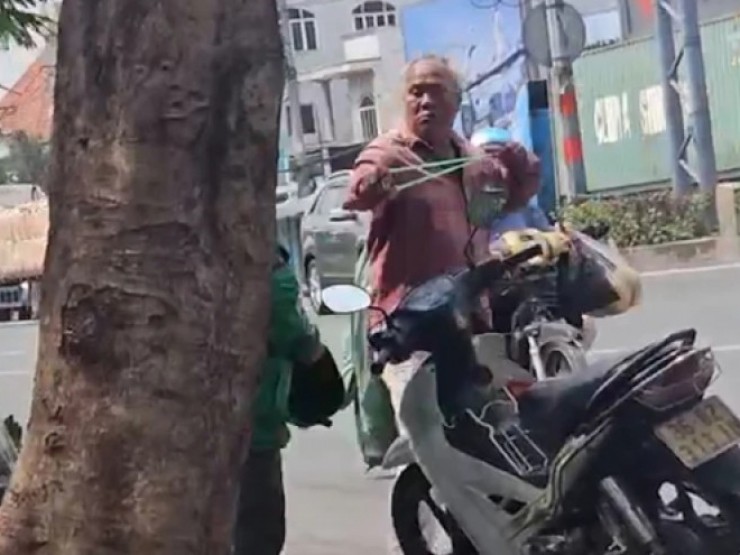 2 tài xế xe ôm đánh nhau túi bụi ở Hóc Môn