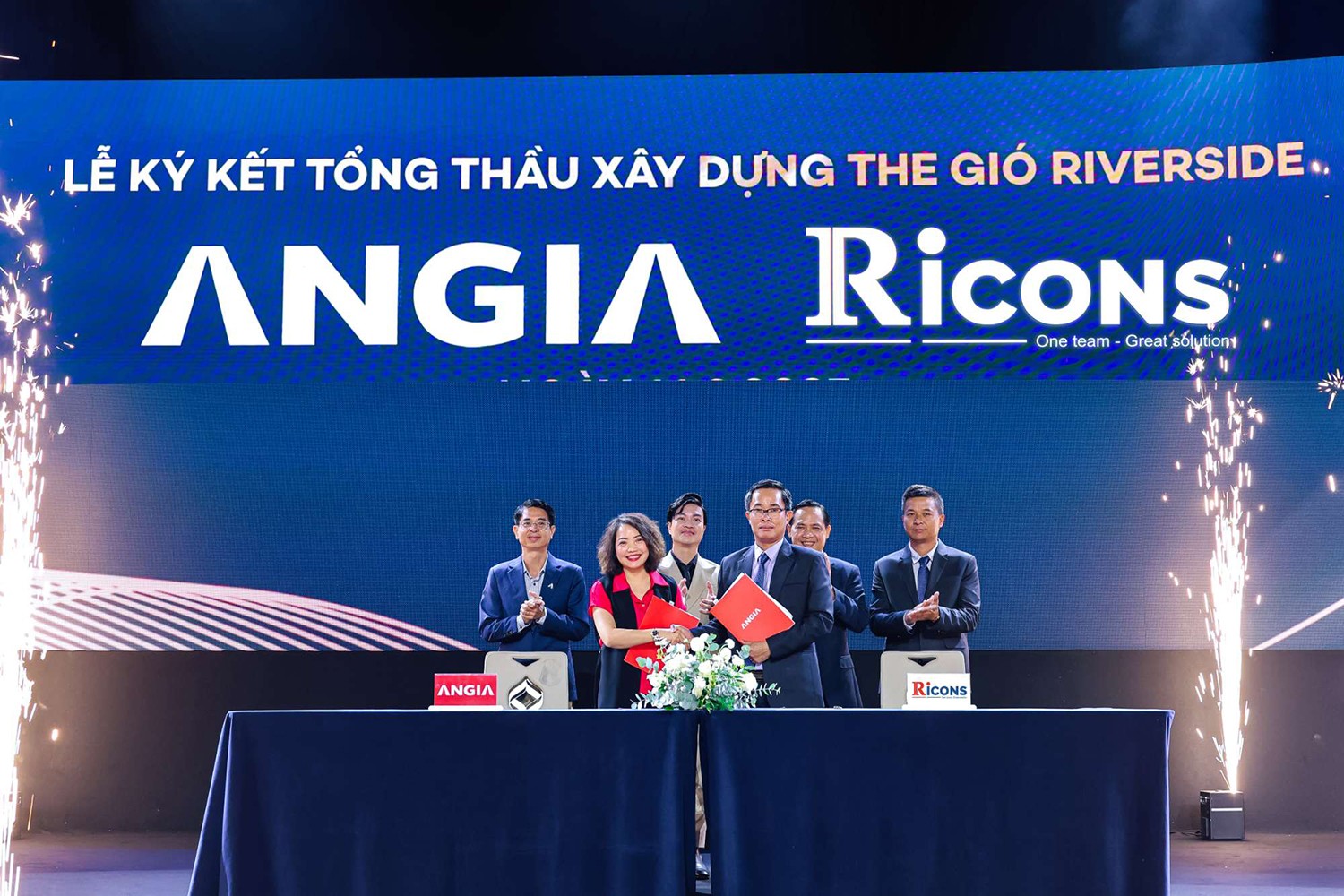 Đại diện An Gia và Ricons ký kết hợp tác xây dựng The Gió Riverside