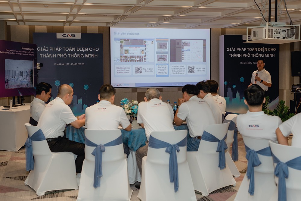 Ông Lê Tiến Trường đại diện Atoma, trình bày kinh nghiệm triển khai giải pháp toàn diện cho thành phố thông minh.