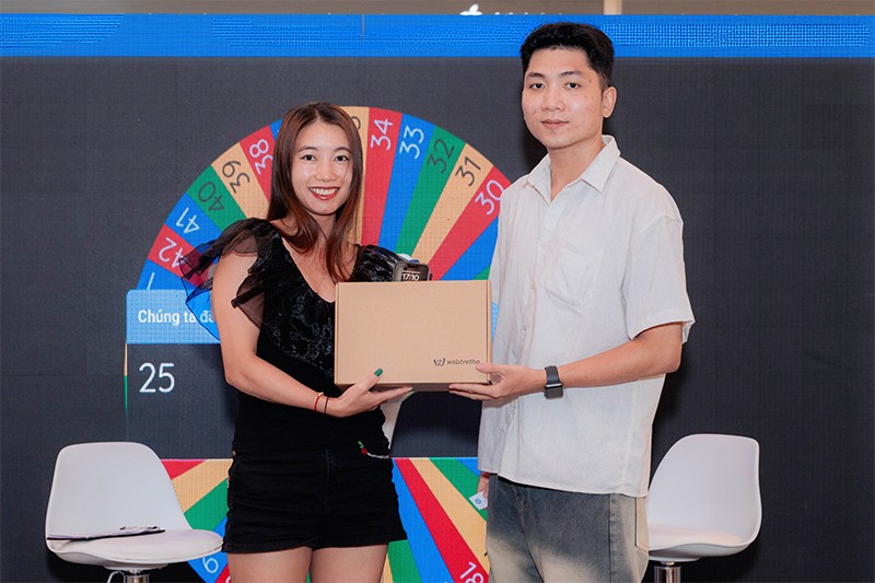Khách hàng may mắn nhận được phần quà đặc biệt từ Webtretho