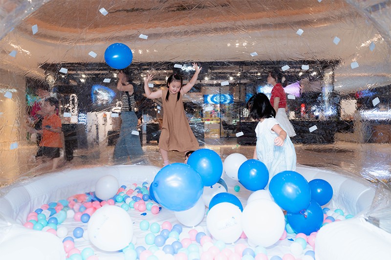 Các bé thích thú vui chơi trong Bubble Dome - lâu đài bong bóng khổng lồ