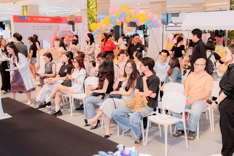 Phụ huynh lắng nghe những chia sẻ quý báu từ chuyên gia