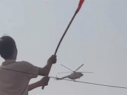 Bạn trẻ - Cuộc sống - Nam thanh niên đứng trên mái nhà, vẫy cờ chào trực thăng gây bão mạng