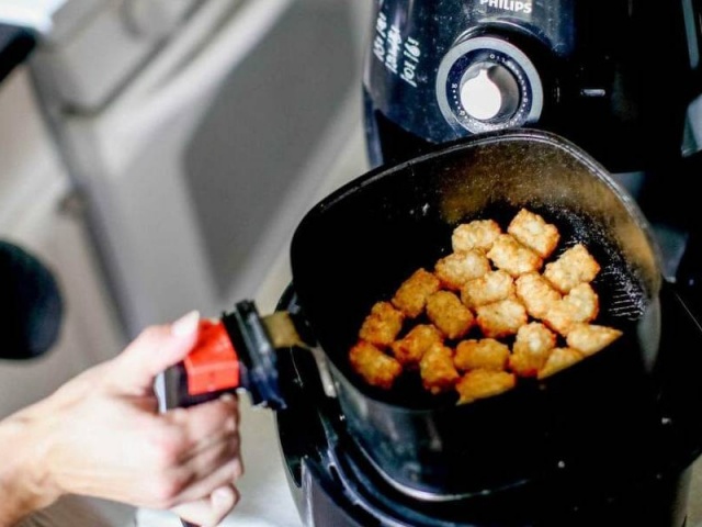 Sai lầm khi dùng nồi chiên không dầu dễ gây ngộ độc