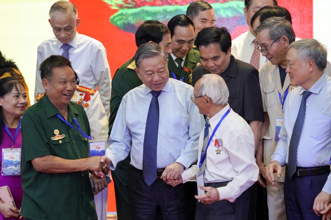 Tổng Bí thư Tô Lâm bắt tay thăm hỏi cán bộ lão thành miền Trung. Ảnh: Nguyễn Đông