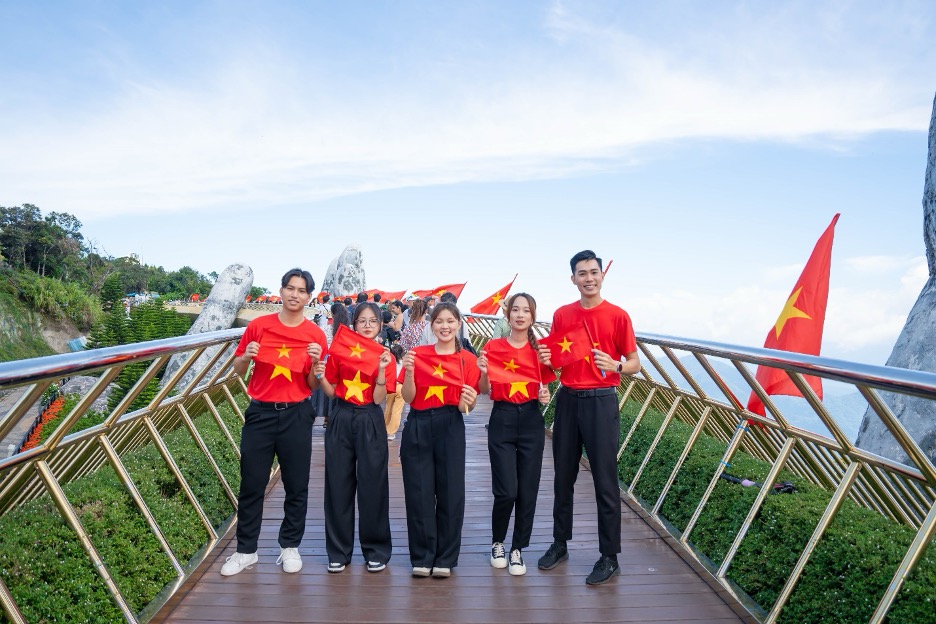 Choáng ngợp với “rừng hoa hướng hương” trên đỉnh Bà Nà - 8
