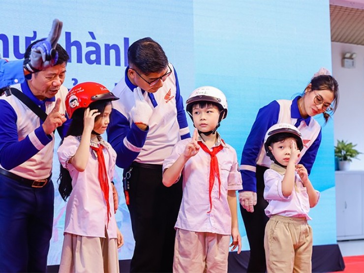 HVN nâng cao tỷ lệ đội mũ đạt chuẩn qua chuỗi chương trình Trao mũ bảo hiểm cho học sinh lớp Một