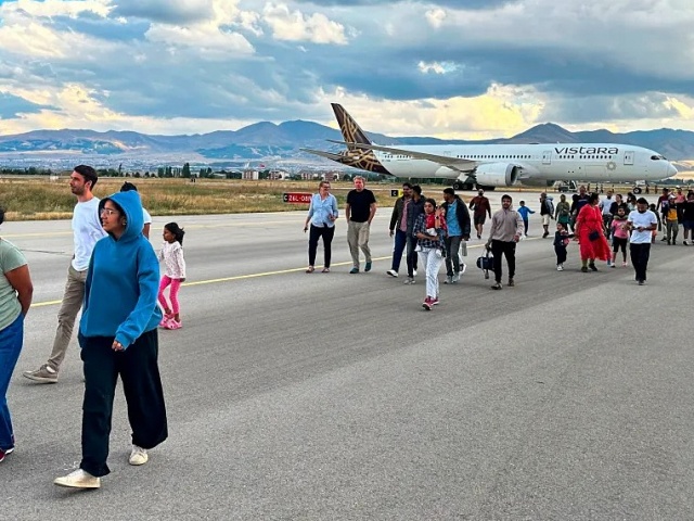 Ba điều nguy hiểm khách hay làm khiến tiếp viên “phát điên“