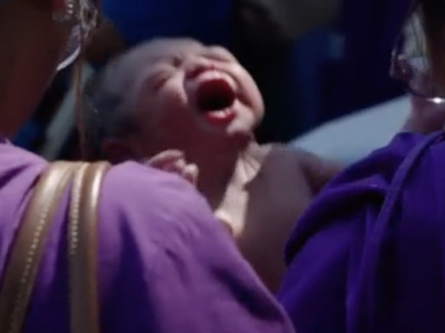 Sản phụ sinh con trên đường phố Bangkok vì động đất