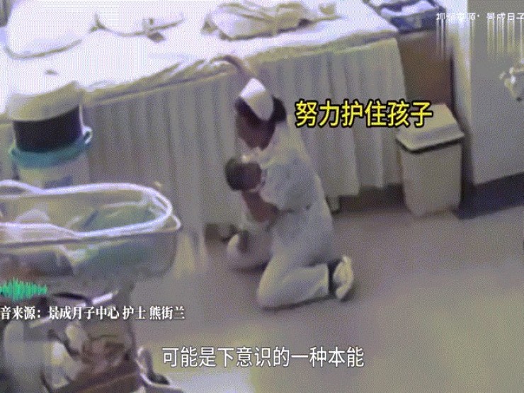 Y tá quỳ gối ôm chặt bé sơ sinh khi động đất