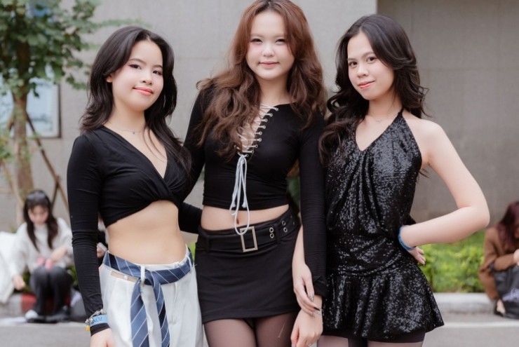 Nhiều cô gái mặc hở giữa trời 15 độ C đến buổi gặp Jisoo