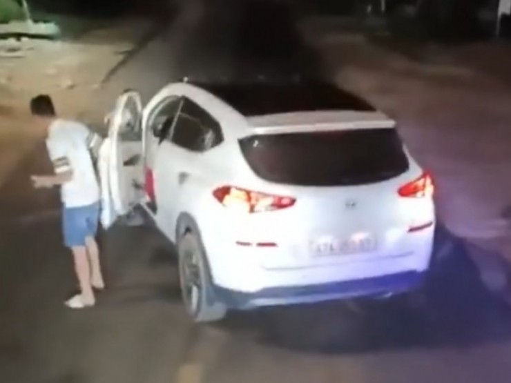 CLIP: Xác minh thông tin thanh niên “chơi ngông“, đậu xe con chặn đường