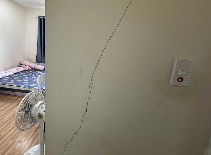 Vết nứt dài trên tường trong nhà anh Kim Nam nghi do ảnh hưởng động đất. Ảnh: Hạ Giang