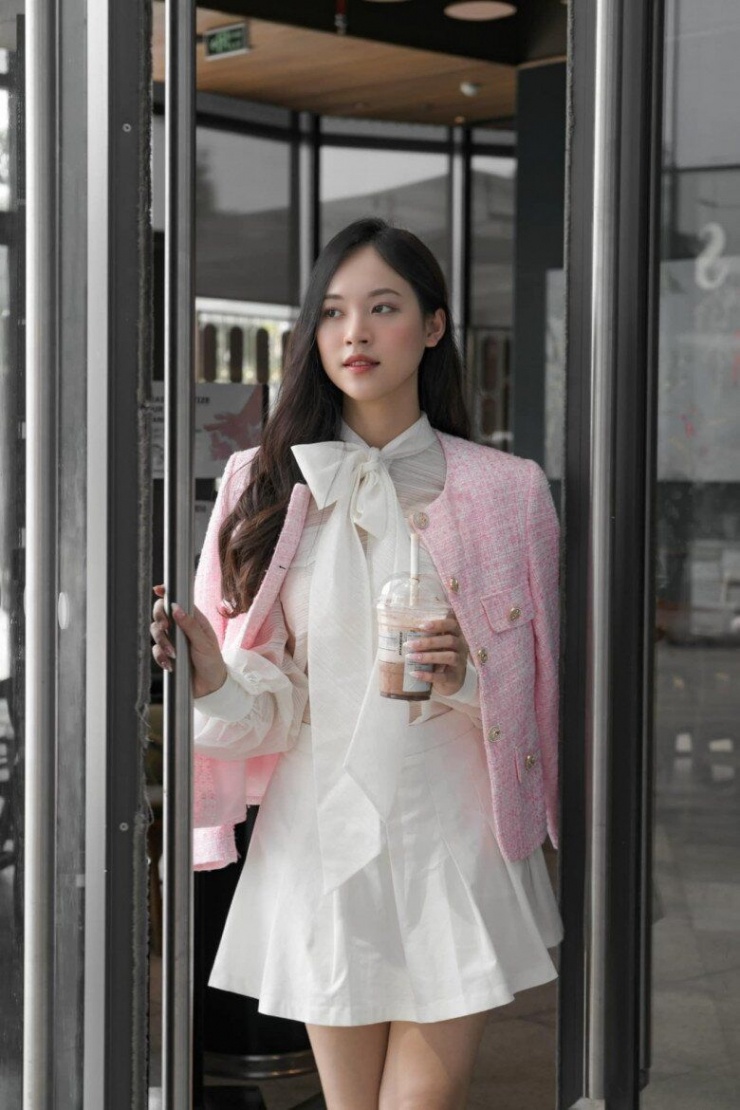 Nàng hậu ngoài đời ăn mặc cũng sang chảnh không kém cạnh ai.