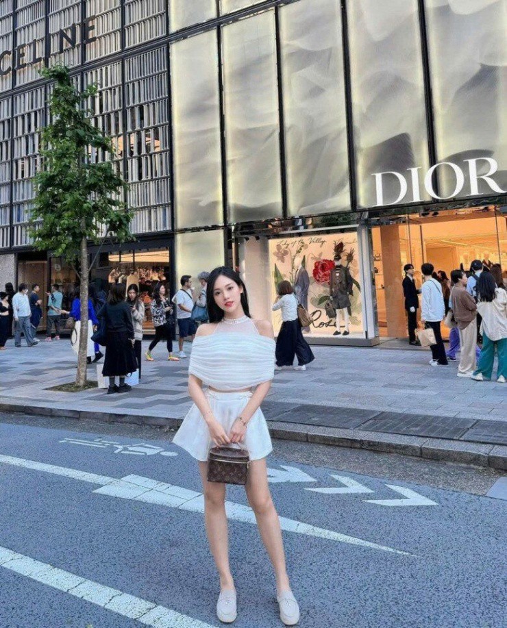 Chân dài Thanh Hoá thường mua sắm hàng hiệu ở các trung tâm thương mại lớn trong và ngoài nước.