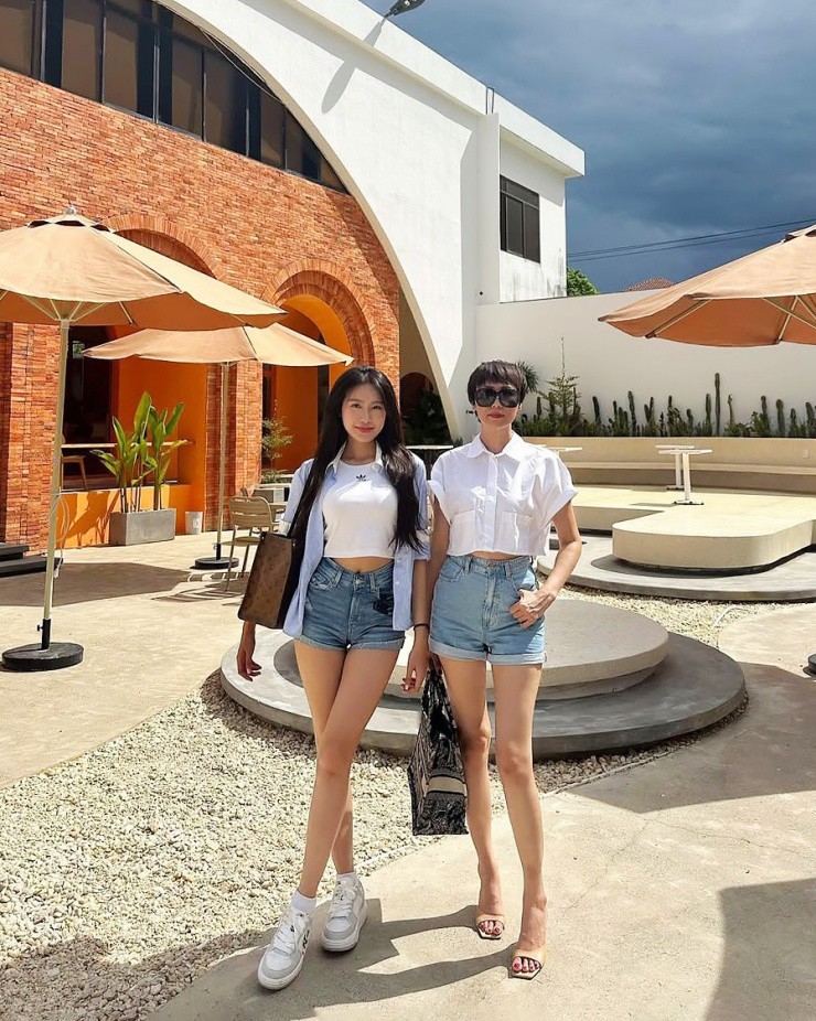 Mặc crop top kèm quần shorts jeans khoe chân thon, người đẹp 48 tuổi được nhận xét trông như chị của con gái - top 10 Hoa hậu Việt Nam 2020 Doãn Hải My.