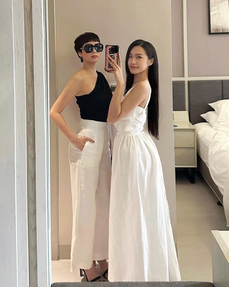 Mẹ con Doãn Hải My thường chọn đồ ton sur ton với thiết kế tôn dáng, không có nhiều khác biệt về phong cách giữa hai thế hệ.