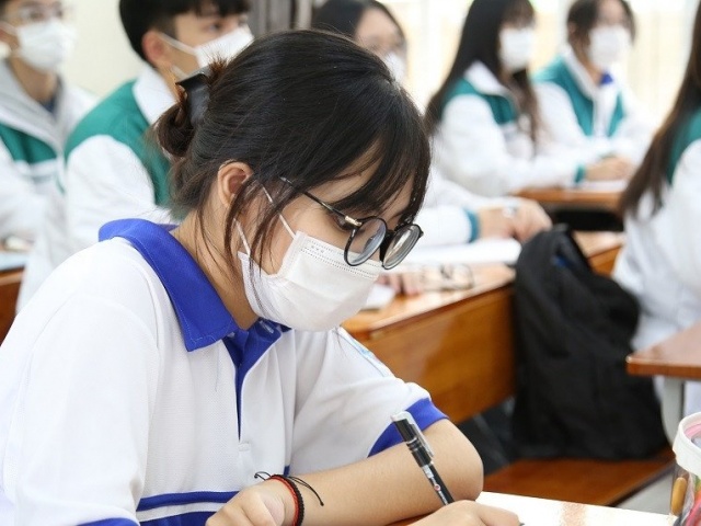 Phụ huynh than phiền tiền nộp cho trung tâm dạy thêm tăng vọt sau Thông tư 29