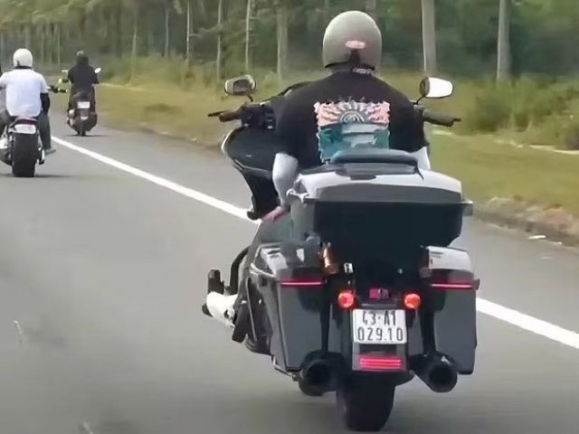 Công an xác minh nhóm người buông 2 tay khi lái mô tô