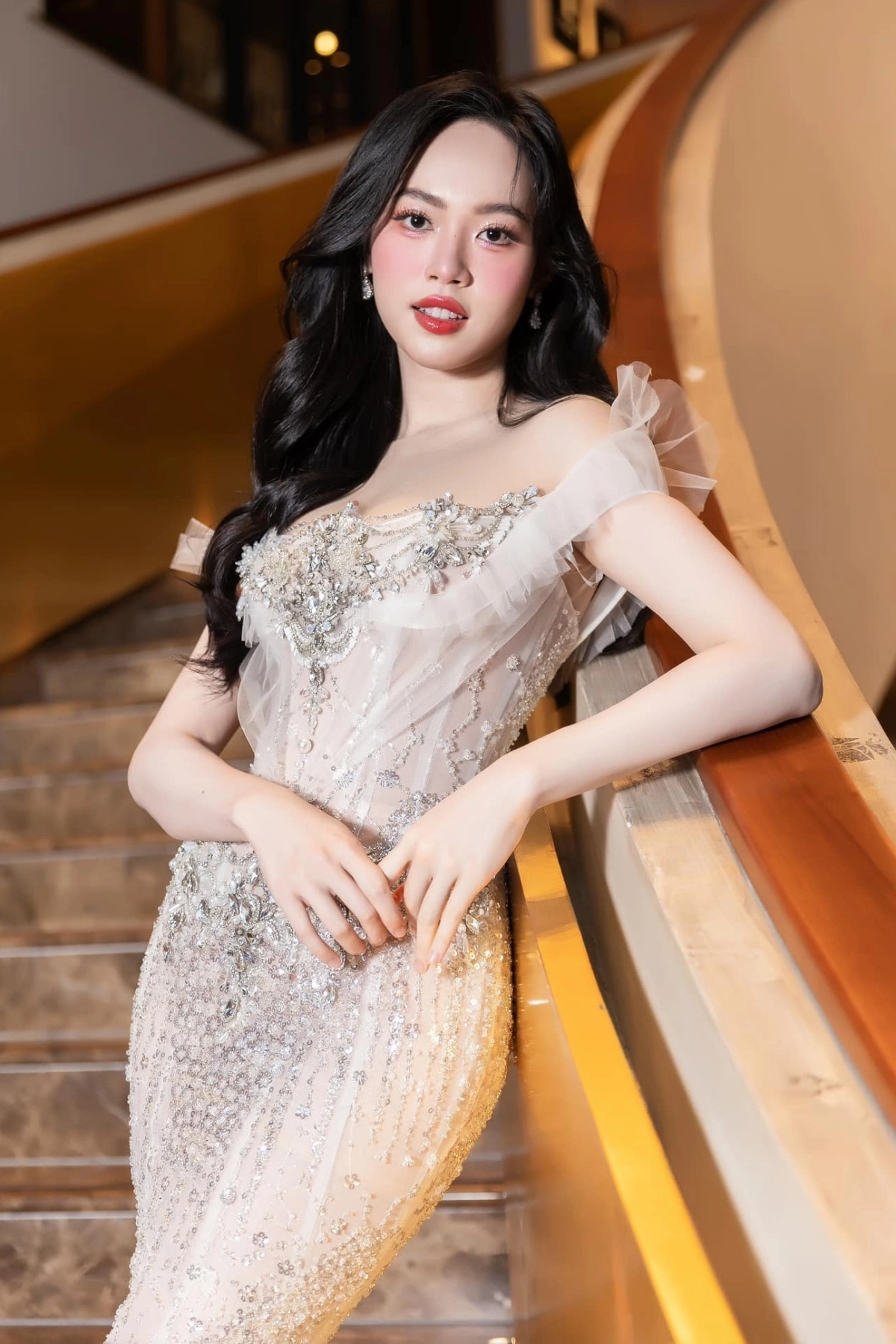 Trịnh Thuỳ Linh có phong cách ăn mặc quyến rũ, điệu đà như nàng công chúa.