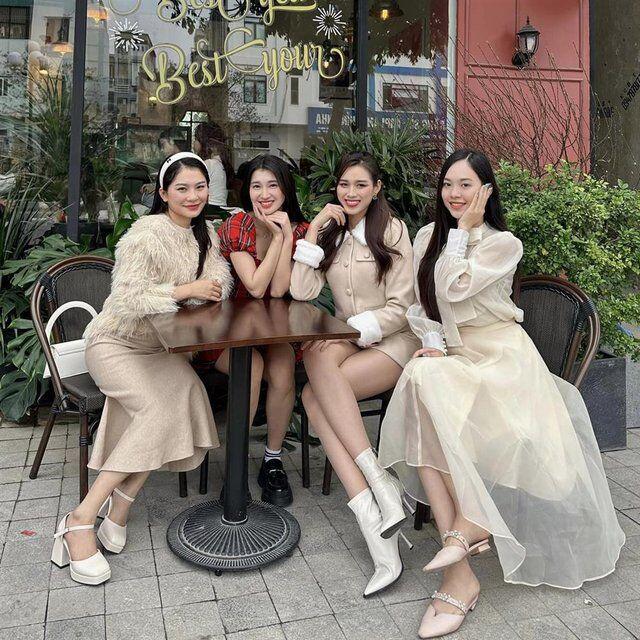 Cả hai là thành viên hội bạn xinh đẹp của Thanh Hoá trong đó còn có Đỗ Thị Hà.