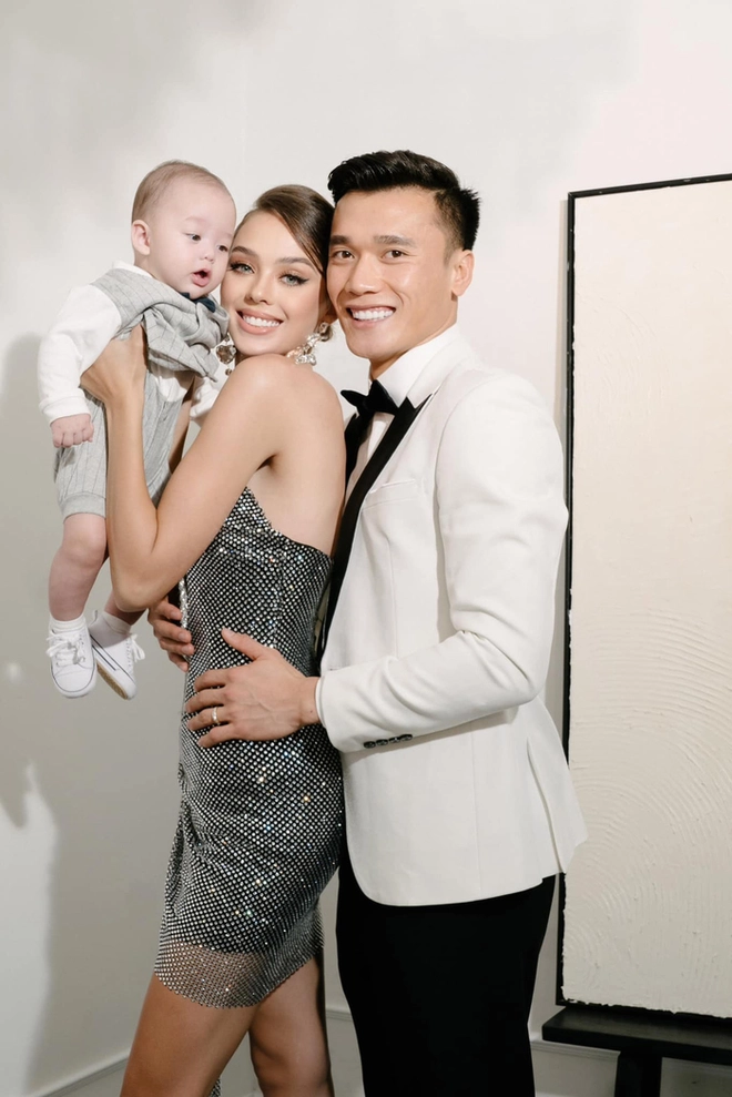 2 mỹ nhân sexy nhất làng WAGs có gu thời trang sau sinh đi ngược số đông, ai nấy đều tấm tắc khen - 1