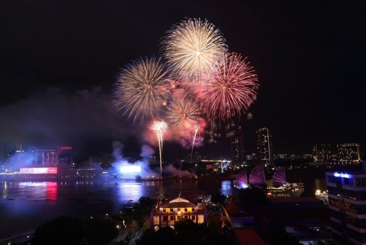 Mãn nhãn màn bắn pháo hoa rực rỡ chào đón năm mới 2026 trên khắp cả nước