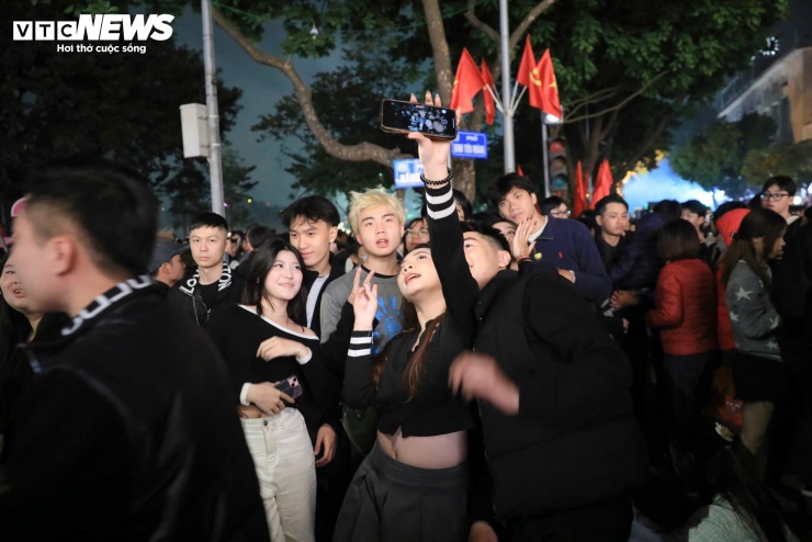Trong khoảnh khắc cận kề giao thừa, nhiều người rút điện thoại, lặng lẽ theo dõi thời gian trôi để chuẩn bị đón năm mới 2026.