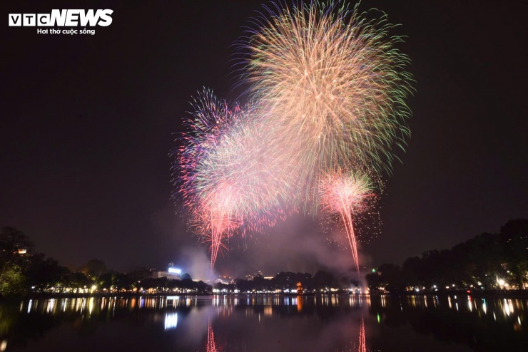 Khi kim đồng hồ điểm 23h45 ngày 31/12/2025, các điểm bắn pháo hoa ở Hà Nội đồng loạt khai hoả, sớm hơn so với mọi năm 15 phút.