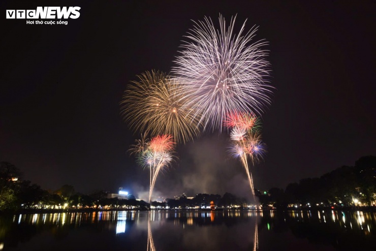 Tại khu vực phố đi bộ hồ Gươm (phường Hoàn Kiếm), những chùm pháo hoa liên tiếp được bắn lên, tạo nên khung cảnh lung linh trên bầu trời Hà Nội.