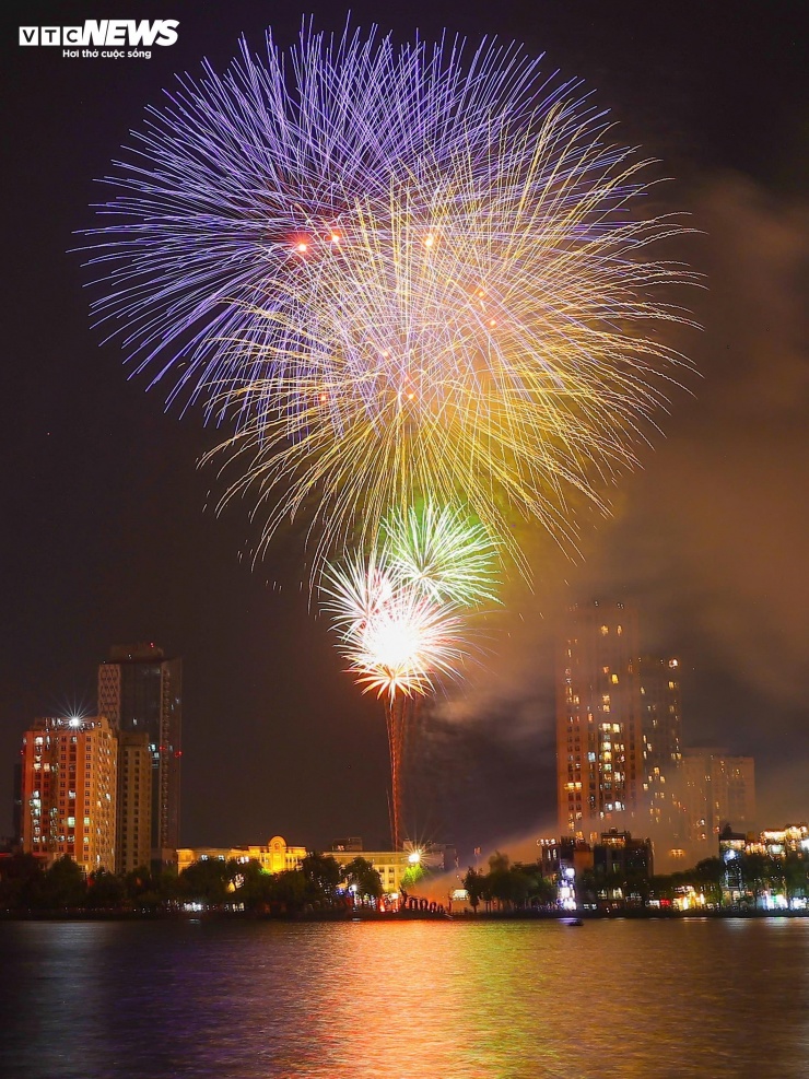 Khoảnh khắc đếm ngược và pháo hoa rực sáng chào năm mới 2026 - 6