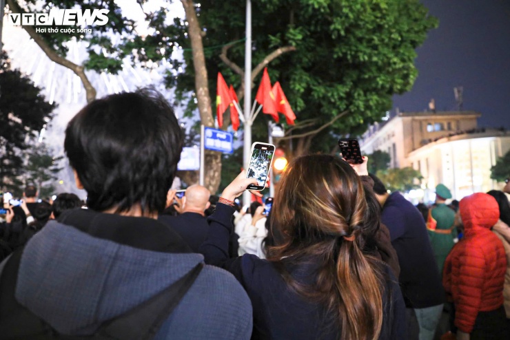 Nhiều người dân chăm chú theo dõi, không giấu được sự phấn khởi khi khoảnh khắc giao thừa chính thức diễn ra.