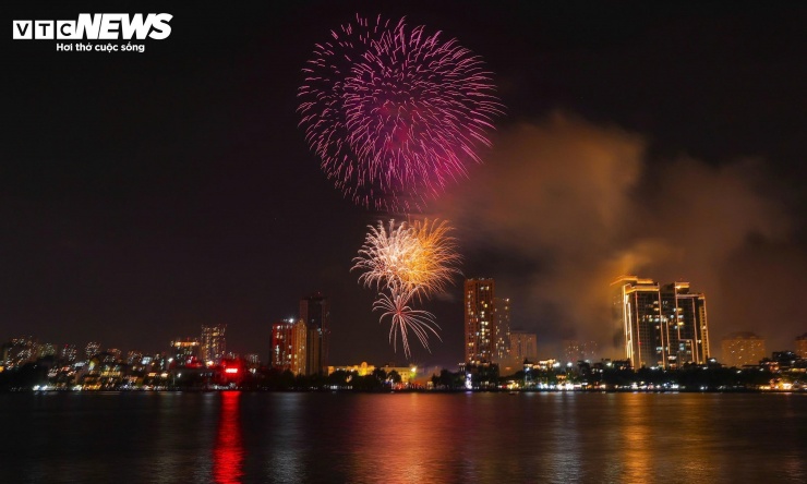Tại khu vực vườn hoa Lạc Long Quân (phường Tây Hồ), những chùm pháo hoa liên tiếp được bắn lên, tạo nên khung cảnh lung linh trên bầu trời Hà Nội.