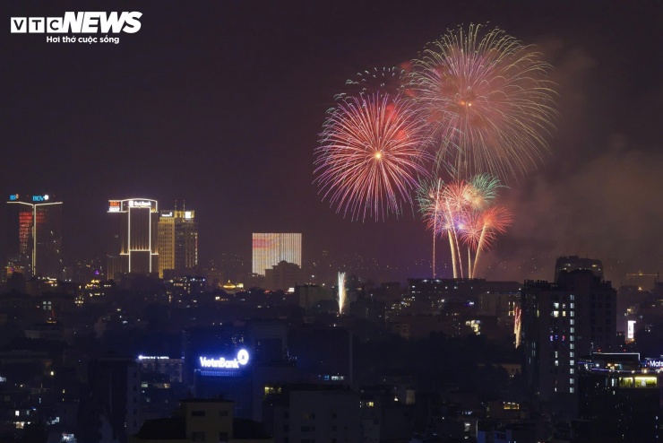 Trong dịp Tết Dương lịch 2026, Hà Nội tổ chức bắn pháo hoa tại 5 điểm với tổng cộng 6 trận địa, kết hợp pháo hoa tầm cao và tầm thấp. Hai trận địa được bố trí tại phường Hoàn Kiếm, gồm khu vực trước trụ sở báo Hà Nội Mới và trước Bưu điện Hà Nội.