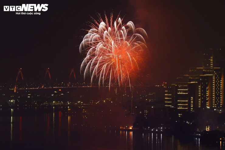 Bốn địa điểm còn lại gồm công viên Thống Nhất (phường Hai Bà Trưng), khuôn viên đường đua F1 (phường Từ Liêm), vườn hoa Lạc Long Quân (phường Tây Hồ) và khu vực hồ Văn Quán (phường Hà Đông), tạo điều kiện để người dân ở nhiều khu vực có thể theo dõi pháo hoa.