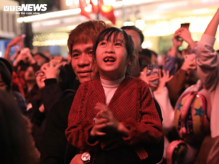 Có mặt tại Hồ Gươm trong đêm Giao thừa, anh Quang (hiện sinh sống tại phường Hoàng Mai) chia sẻ, đây là lần đầu tiên anh cùng bạn bè ra trung tâm thành phố đón năm mới. “Không khí rất đông vui, mọi người đứng sát nhau nhưng ai cũng háo hức. Dù có hơi mù sương nhưng khoảnh khắc chuyển giao năm mới vẫn rất đáng nhớ”, anh Quang nói.