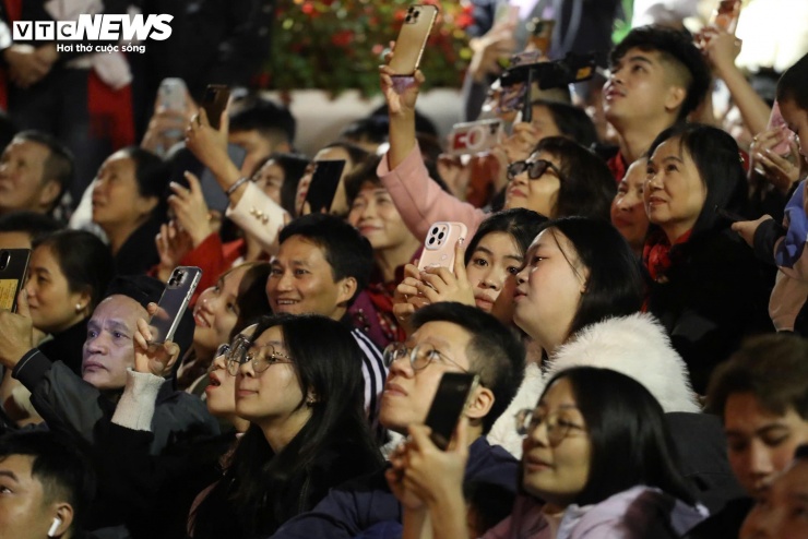 Nhiều người dân liên tục giơ điện thoại ghi lại những hình ảnh trên bầu trời Hà Nội.